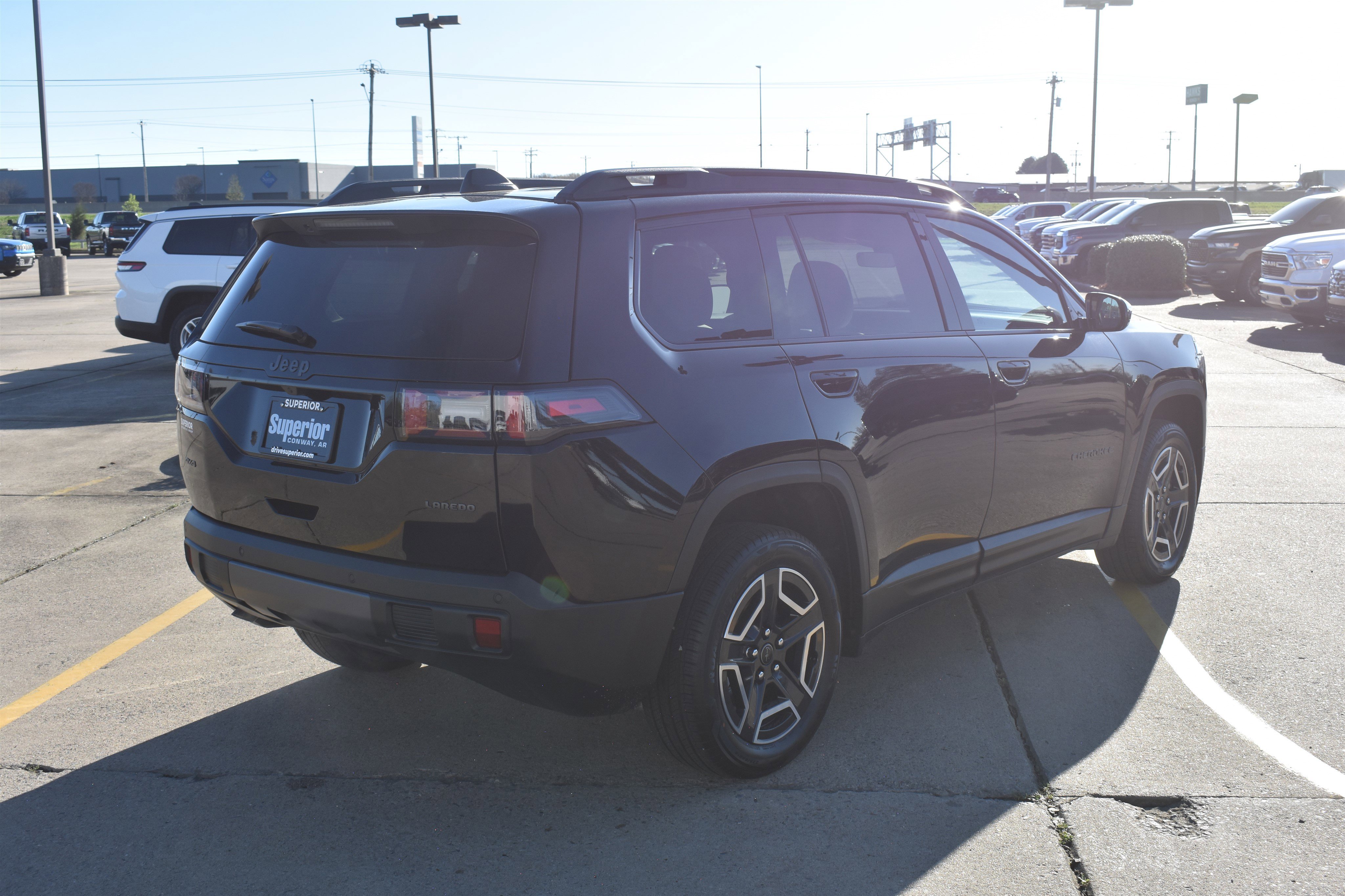 New 2026 Diamond Black Crystal Pearl-Coat Exterior Paint Jeep Laredo image 5