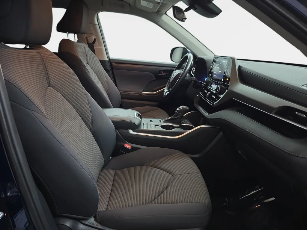 Used 2020  Toyota LE image 10