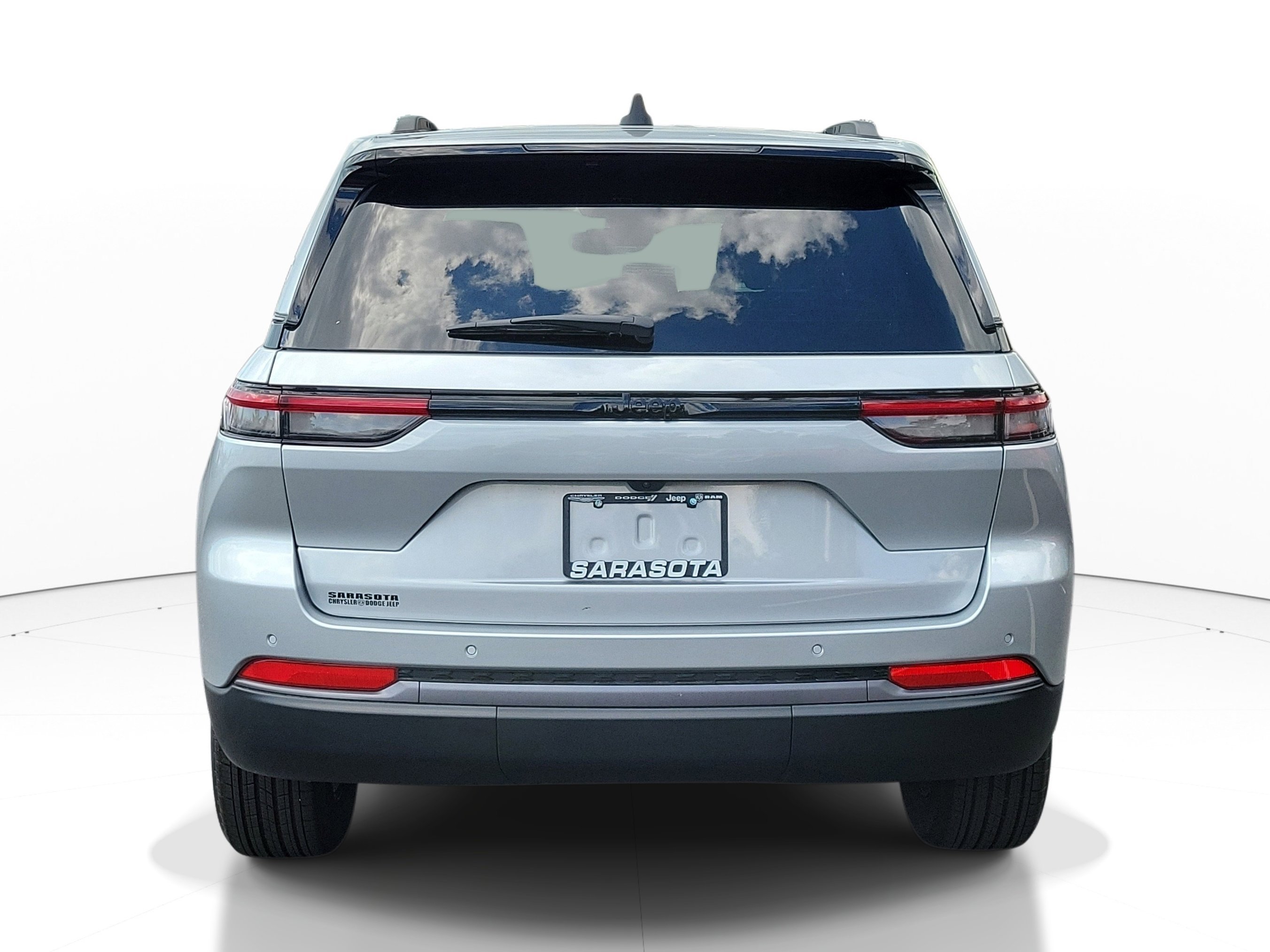 New 2026 Silver Zynith Exterior Paint Jeep Laredo Altitude image 5