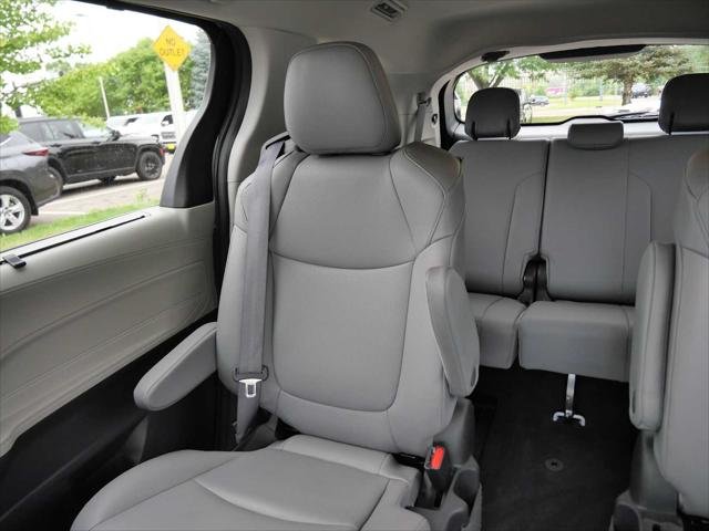 Certified Used 2022 WIND CHILL PEARL Toyota  image 13