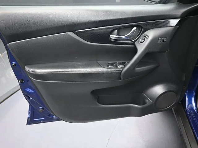 Used 2020 Blue Nissan SL image 9