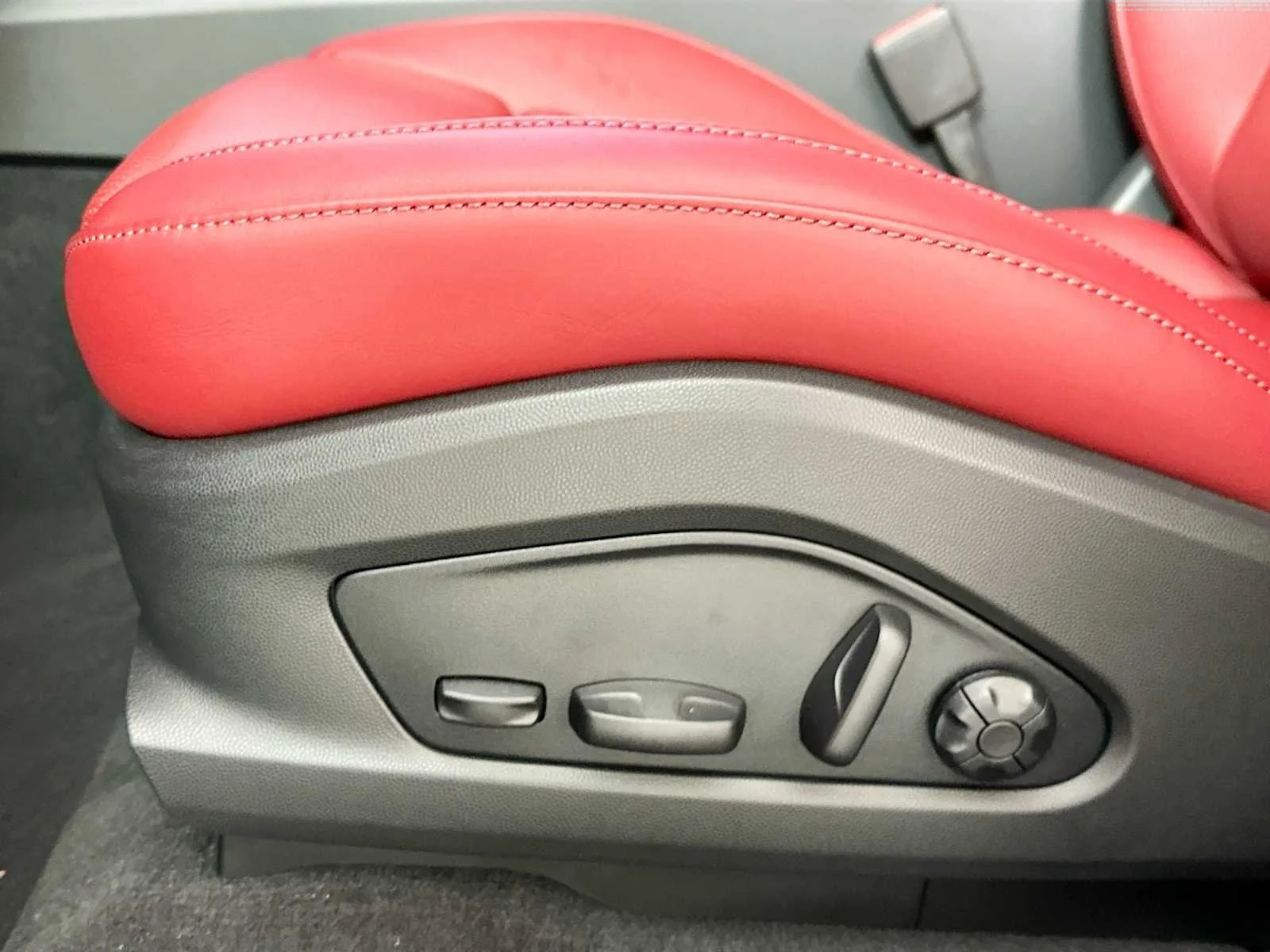 2025 Porsche Macan Turbo Electric - Photo 12