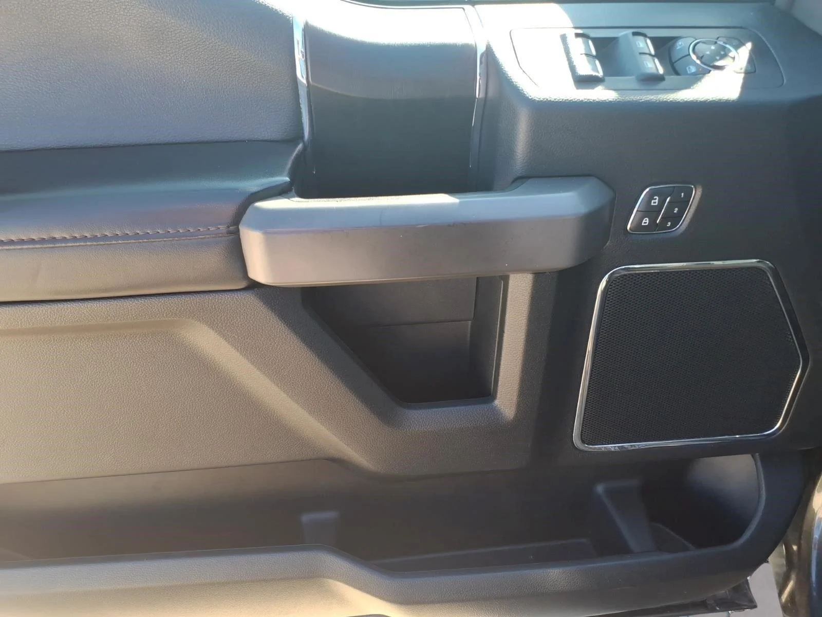 Used 2019 Magnetic Ford Platinum image 16