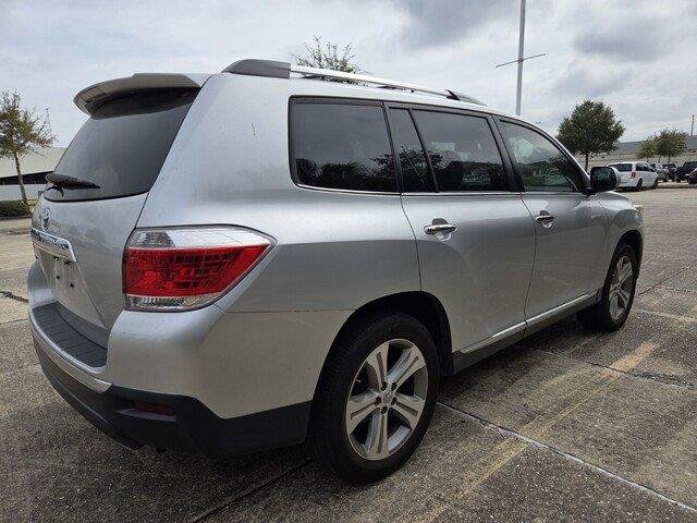 Used 2013 Classic Silver Metallic Toyota Limited image 5
