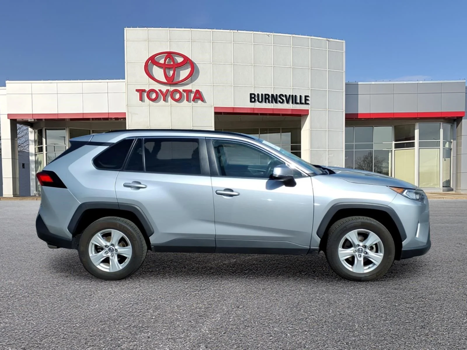 Used 2019 Toyota RAV4 XLE with VIN 2T3P1RFV3KW028148 for sale in Burnsville, Minnesota