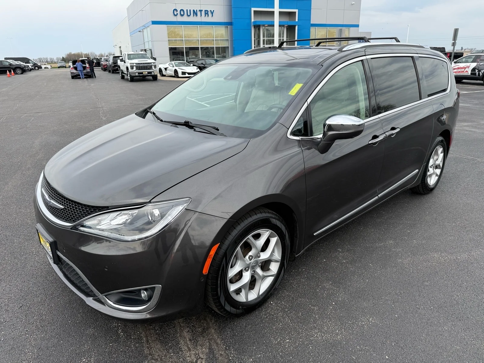 Used 2020  Chrysler Limited image 9