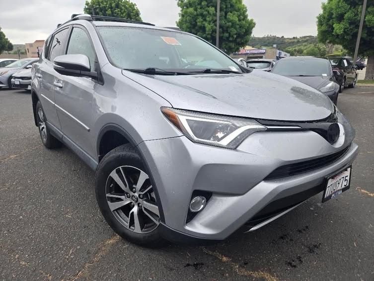Used 2016 Silver Toyota XLE image 6