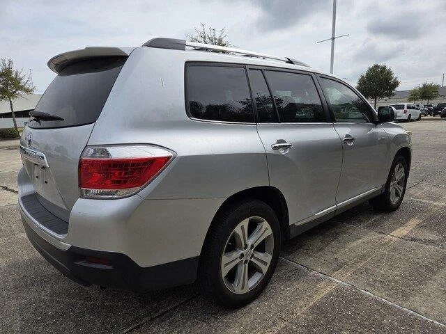 Used 2013 Classic Silver Metallic Toyota Limited image 5