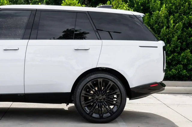 New 2026 Fuji White Land Rover SE image 18