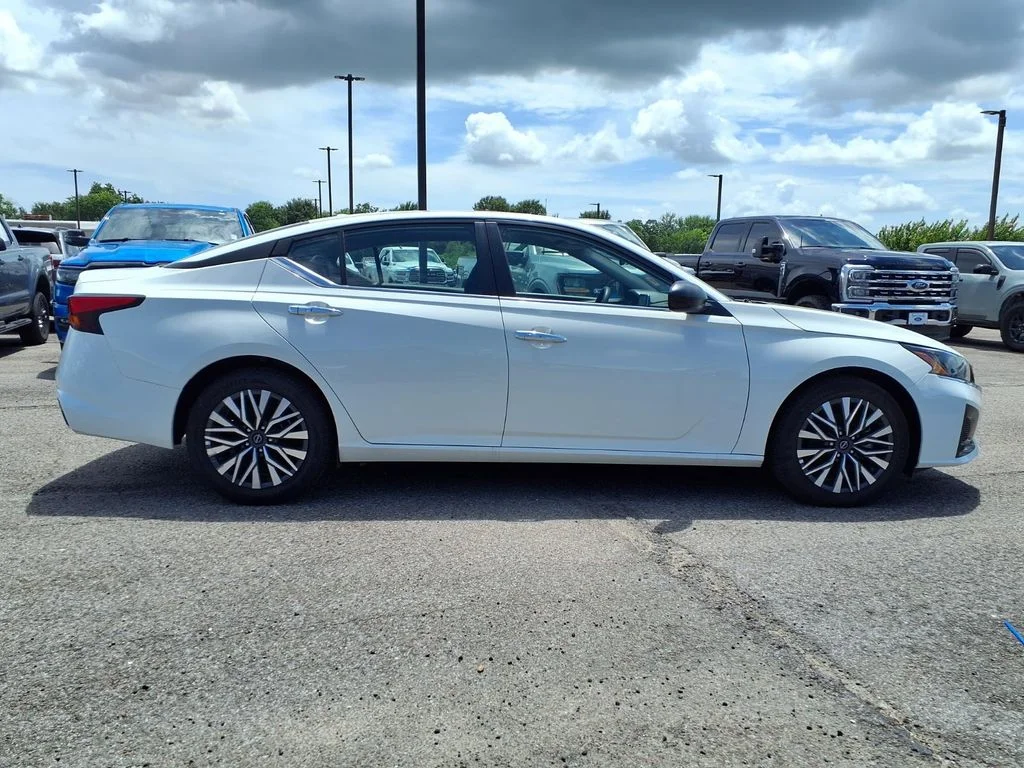 Used 2025 White Nissan 2.5 SV image 16