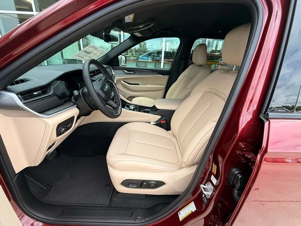 New 2026 Velvet Red Pearl-Coat Exterior Paint Jeep Limited image 9