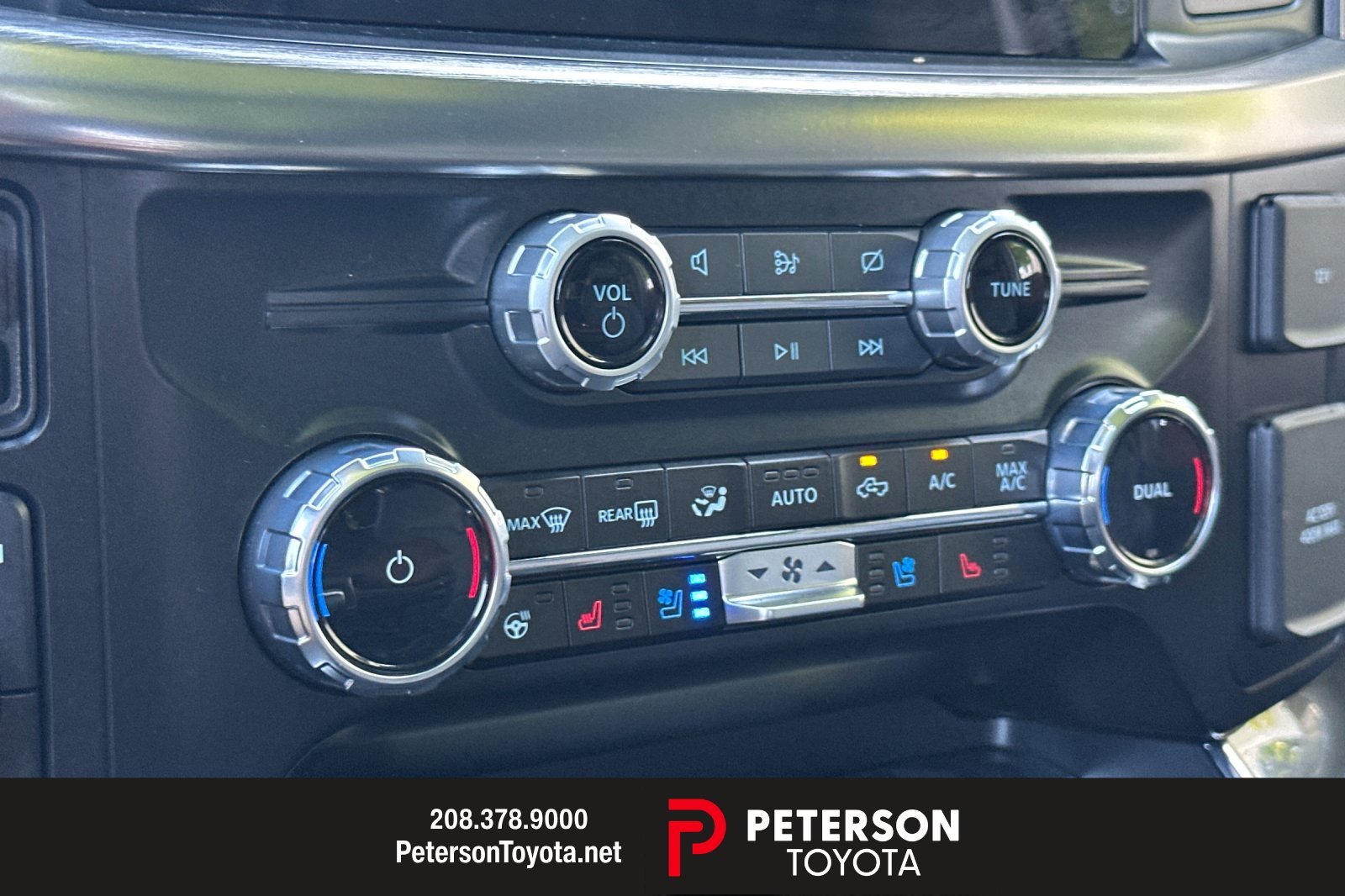 Used 2023  Ford Lariat image 19