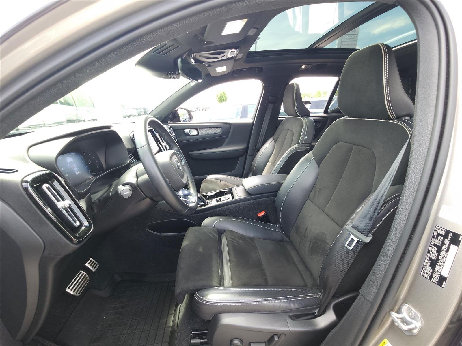 Used 2022 Pebble Grey Metallic Volvo R-Design image 12