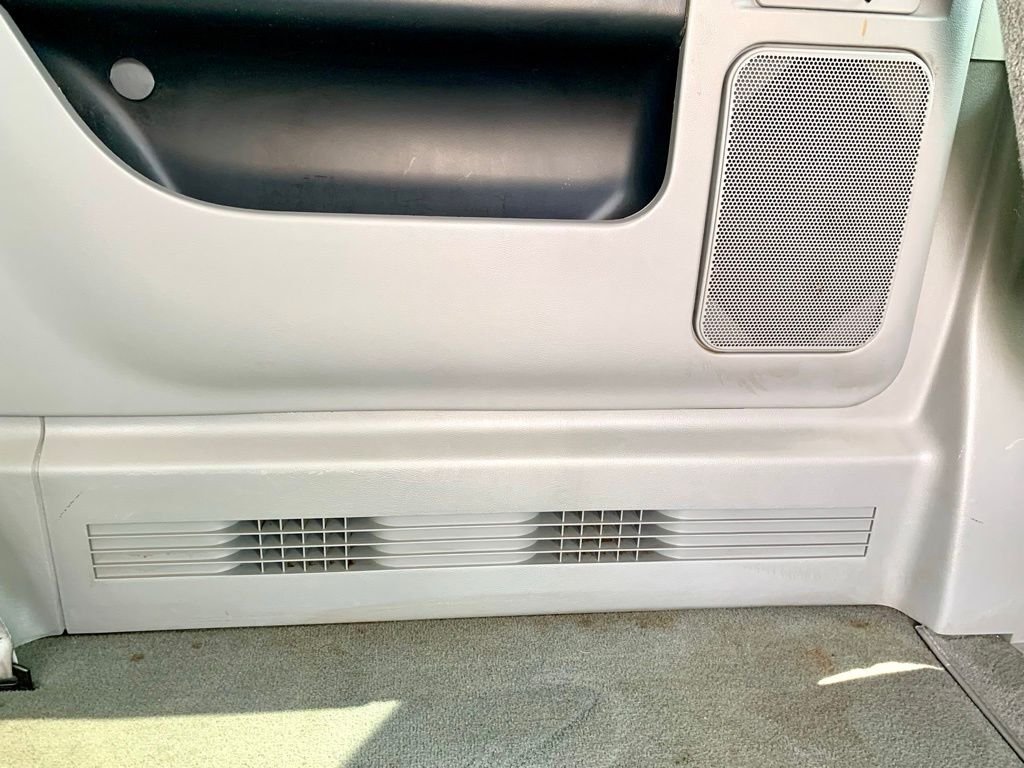 Used 2003 White Ford  image 25