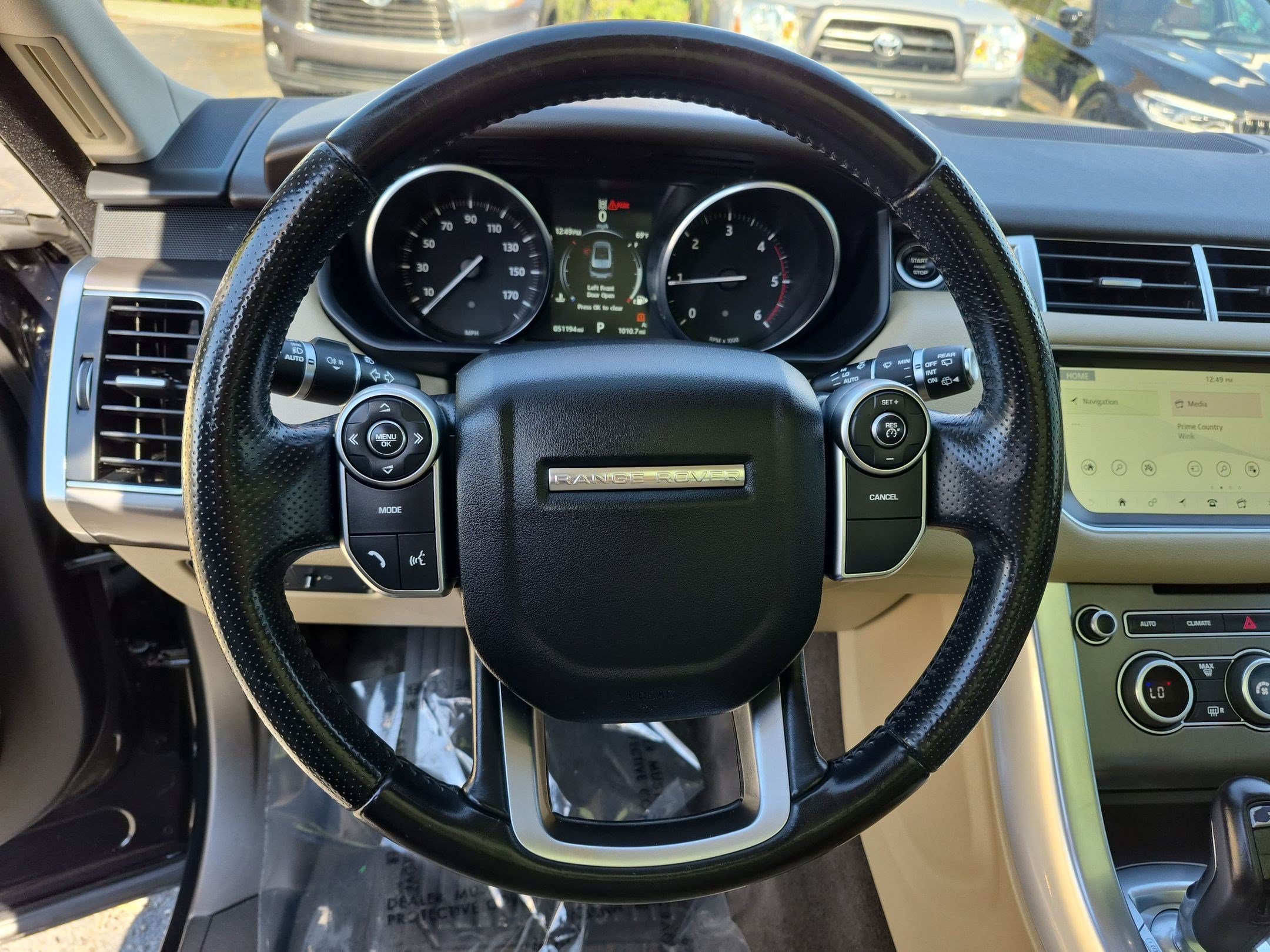Used 2017  Land Rover SE image 16