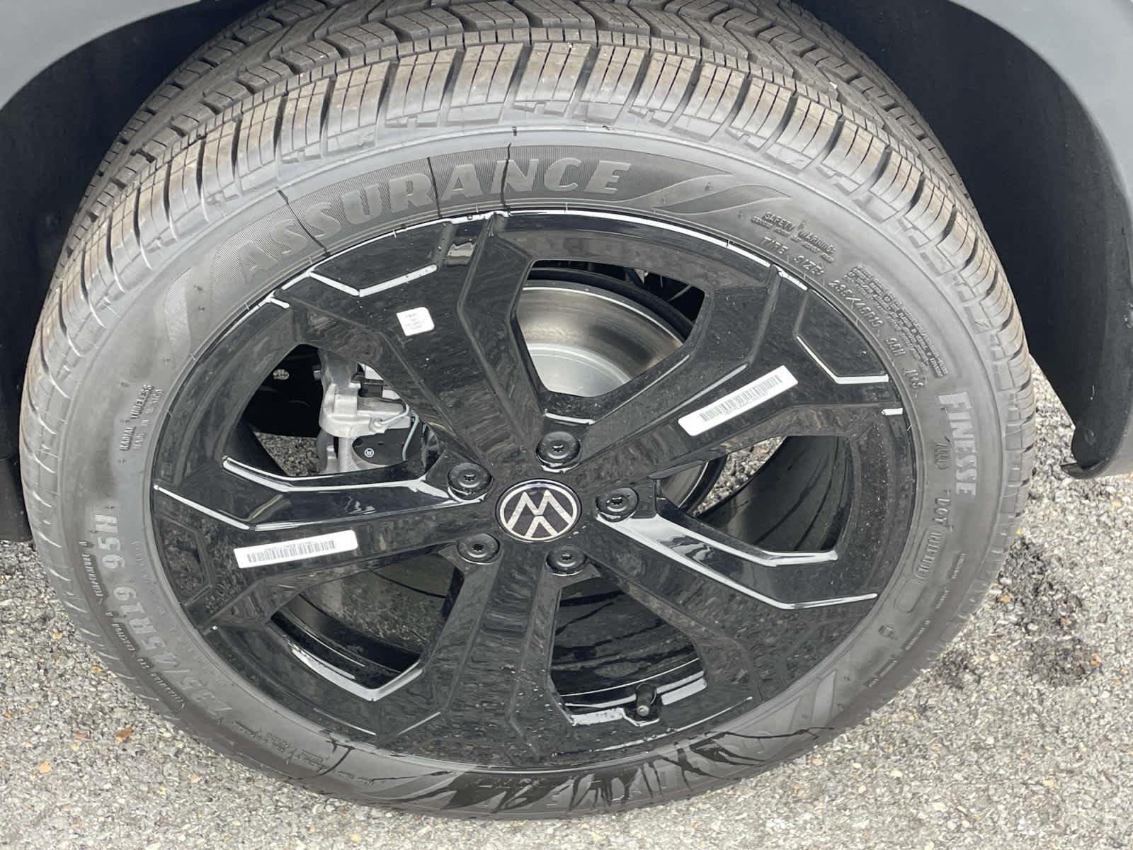 New 2026 Monument Gray w/Deep Black Roof Volkswagen SE Black image 11