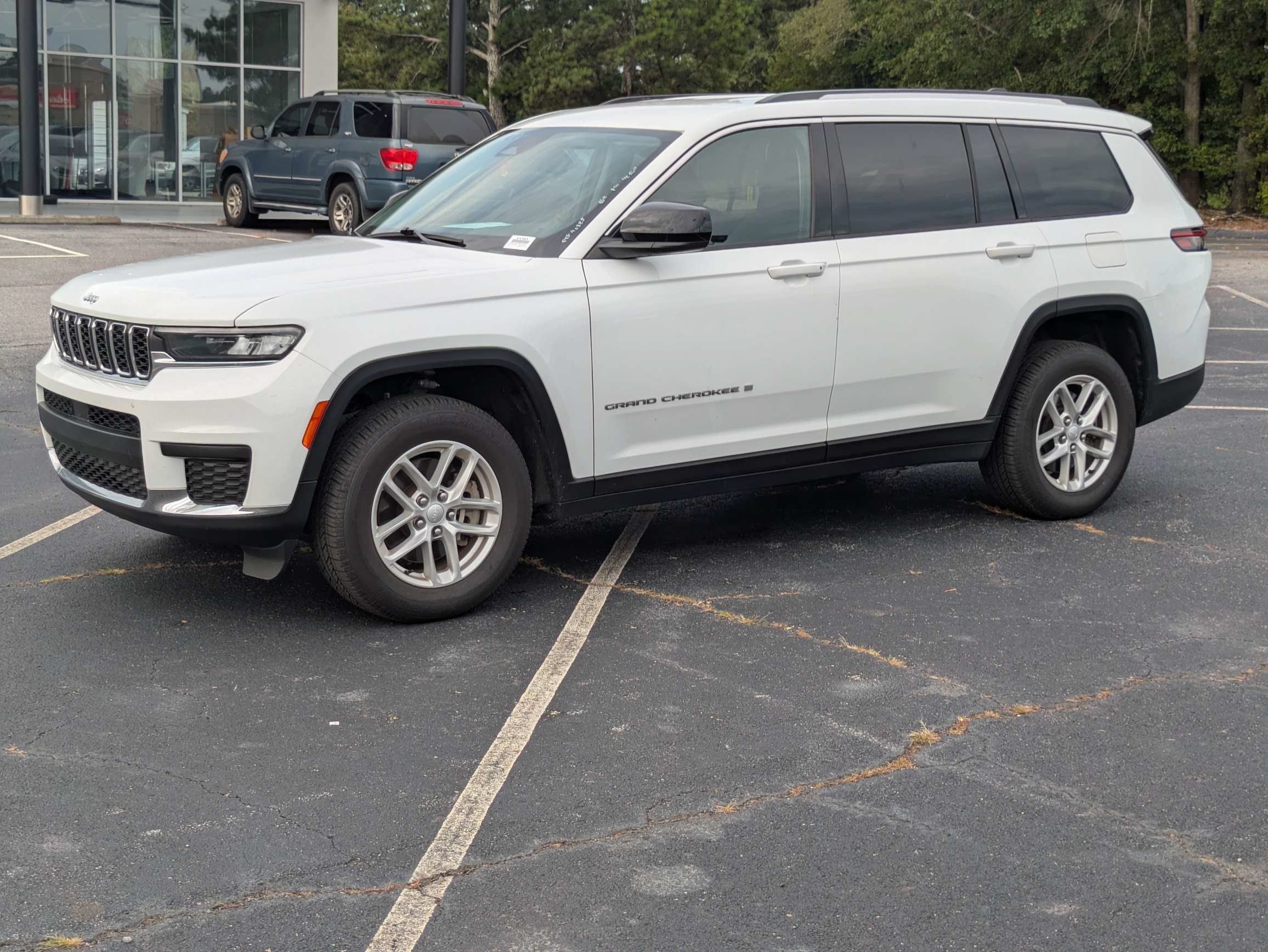 Used 2023 White Jeep Laredo image 7