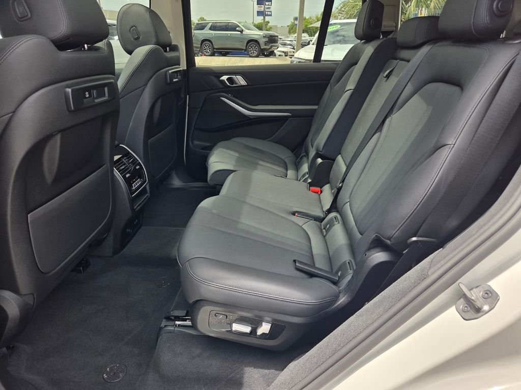 Used 2021 White BMW xDrive40i image 7