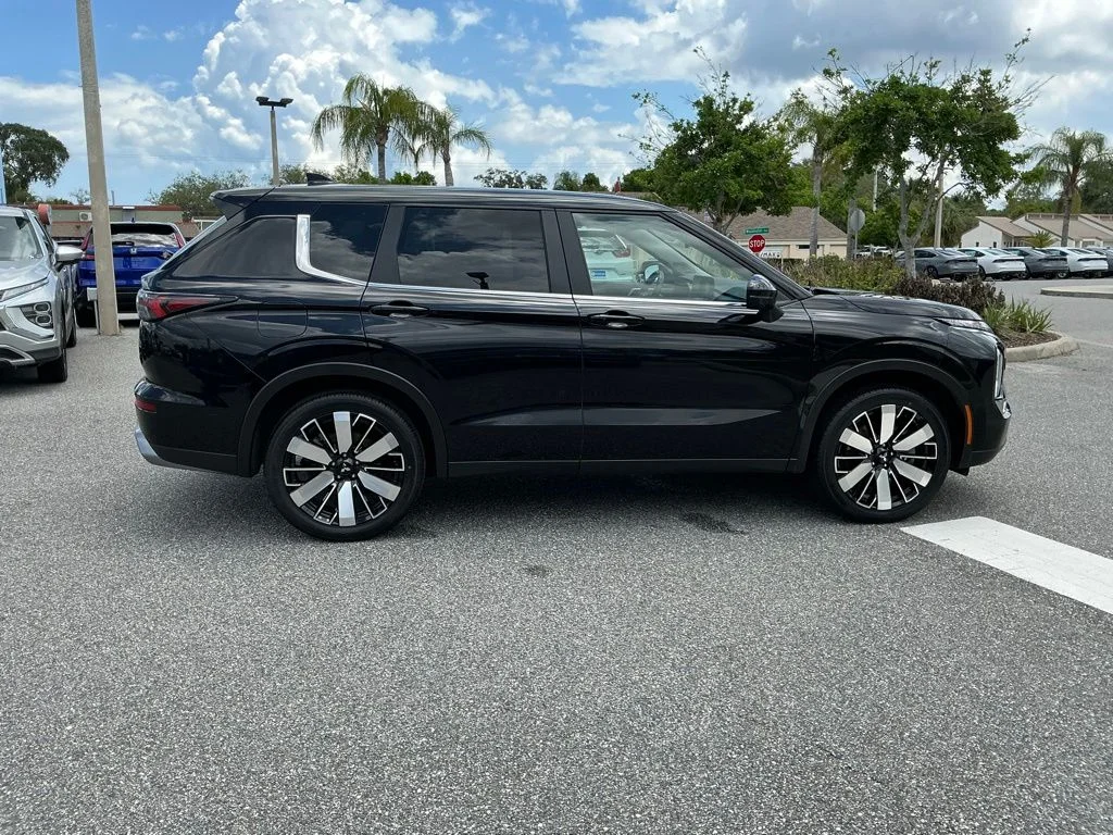 Used 2025  Mitsubishi SE image 8