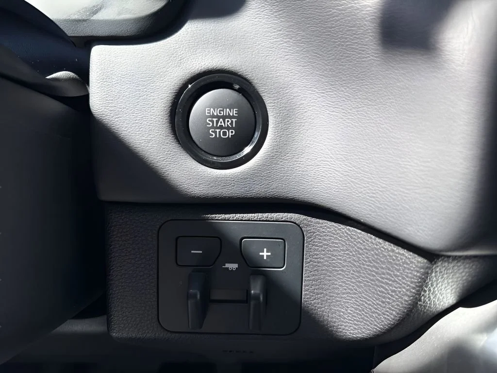Used 2025 Wind Chill Pearl Toyota Platinum image 25