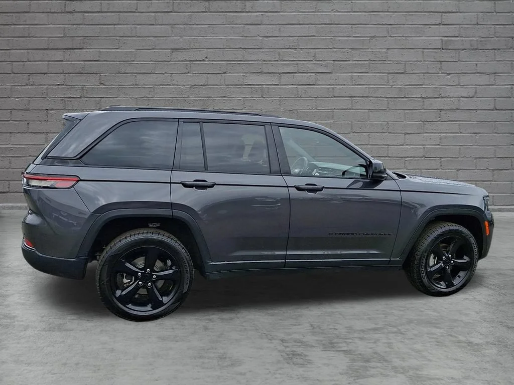 Used 2023 Baltic Gray Metallic Clearcoat Jeep Altitude image 13