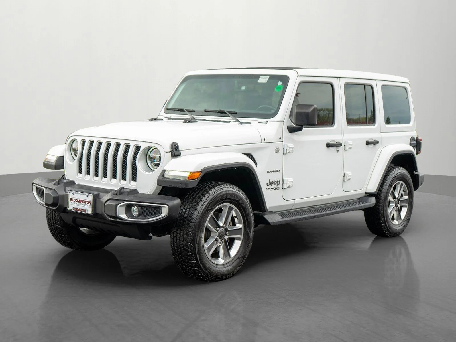 Used 2022 Bright White Clearcoat Jeep Unlimited Sahara image 3