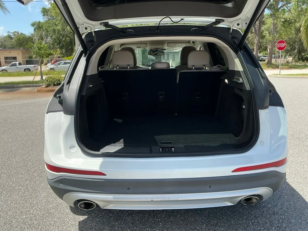 Used 2021 White Lincoln Standard image 21