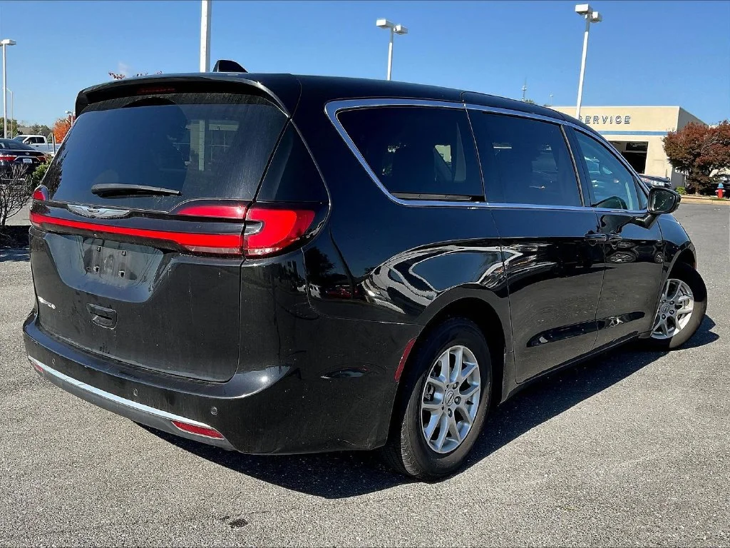 Used 2023 Black Chrysler Touring L image 4