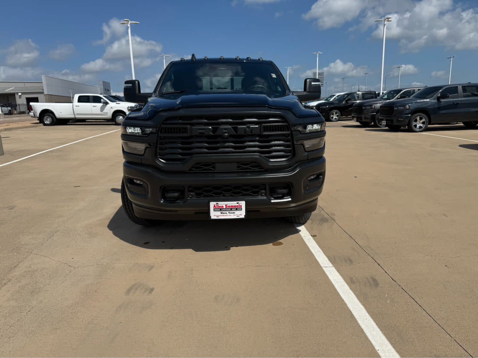 New 2026 Diamond Black Crystal Pearl-Coat Exterior Paint RAM Tradesman image 3
