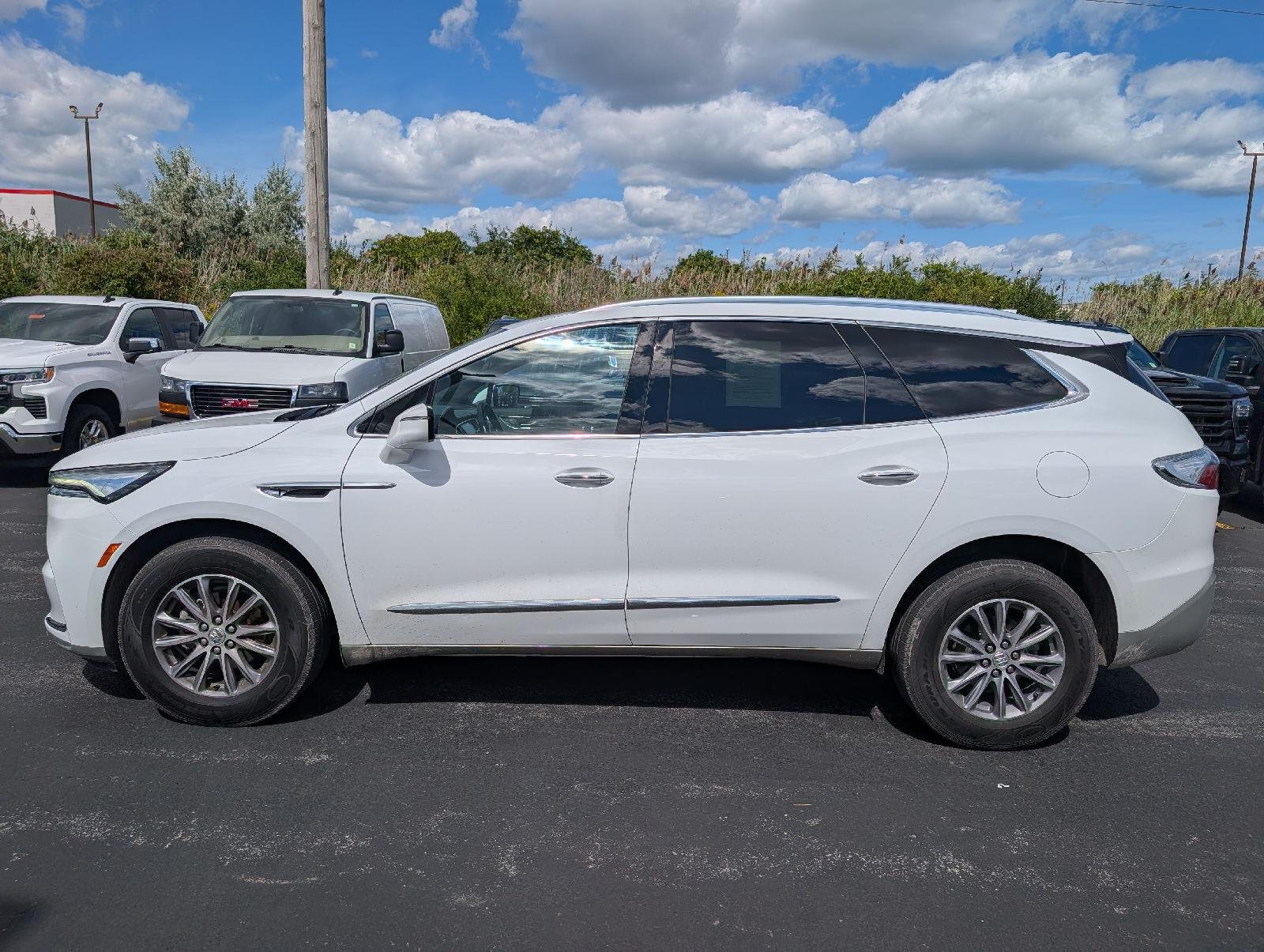 Used 2024 Summit White Buick Essence image 5