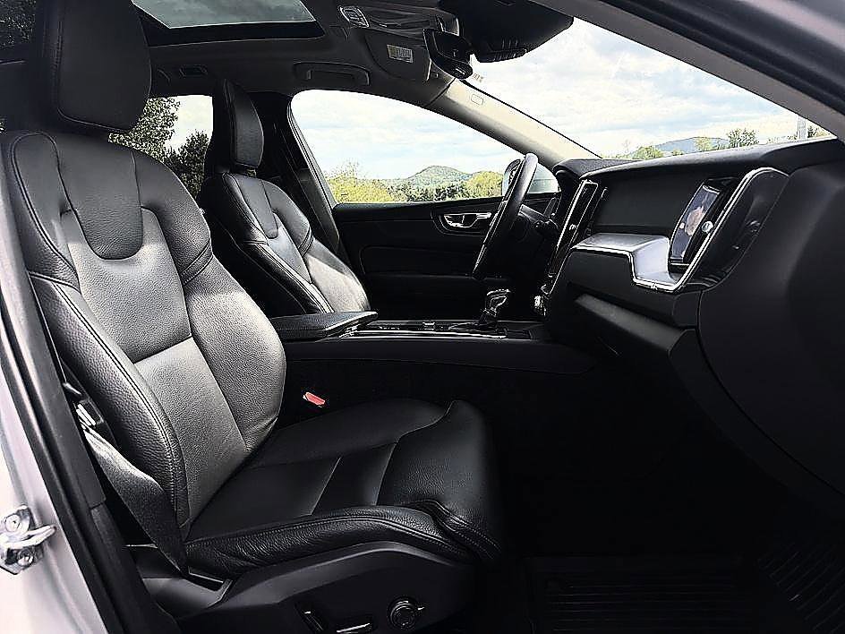 Used 2019 Bright Silver Metallic Volvo Momentum image 19