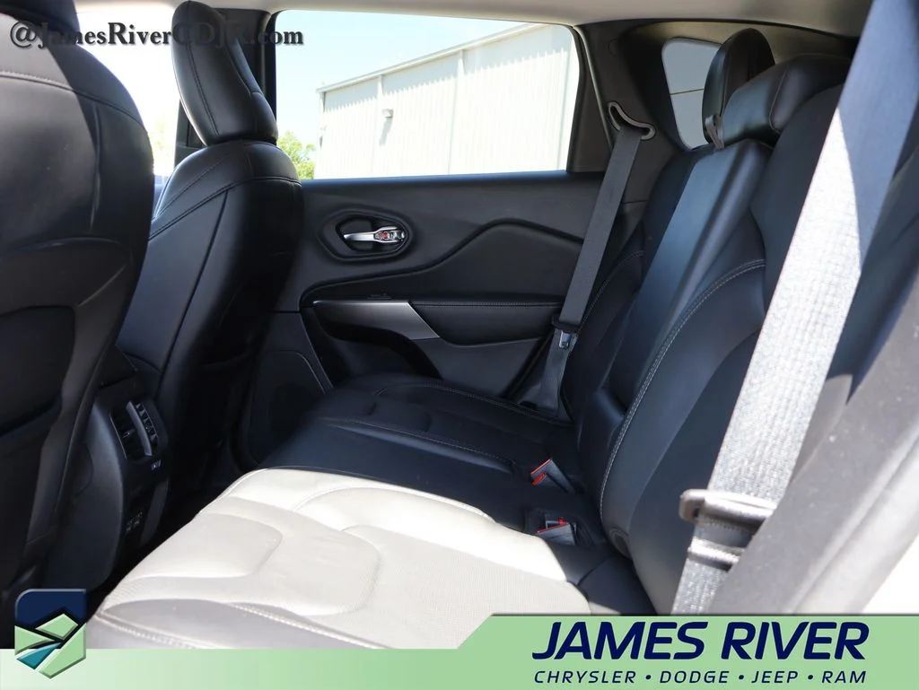 Used 2021 Silver Jeep Latitude Lux image 17