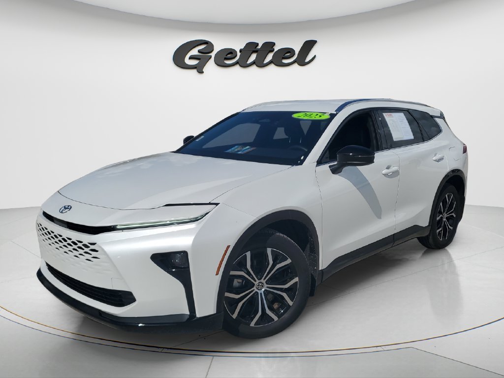 Used 2025 White Toyota XLE image 1