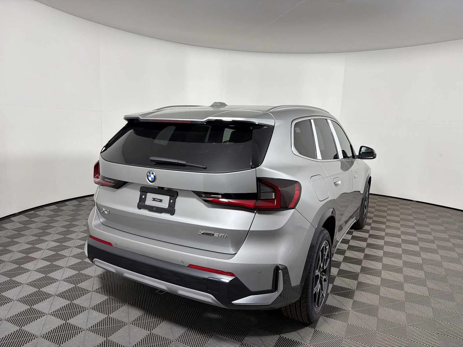 New 2026 Space Silver Metallic BMW xDrive28i image 9