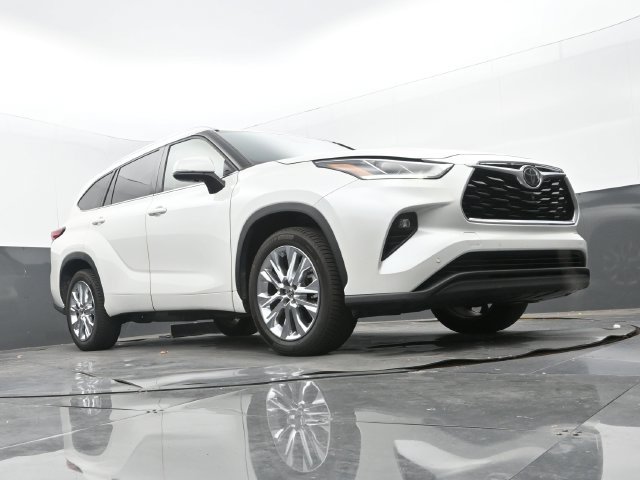 Used 2020 Blizzard Pearl Toyota Limited image 9
