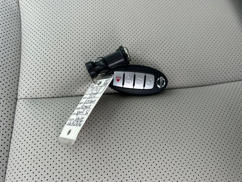 Used 2022 White Nissan SL image 31