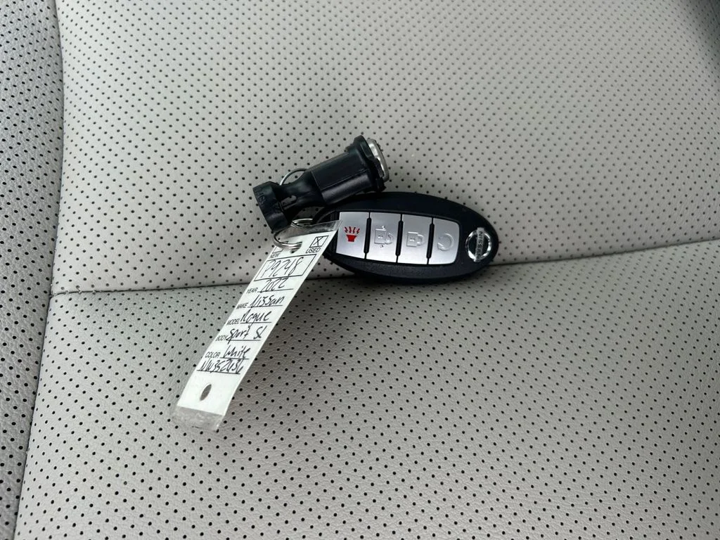 Used 2022 White Nissan SL image 31