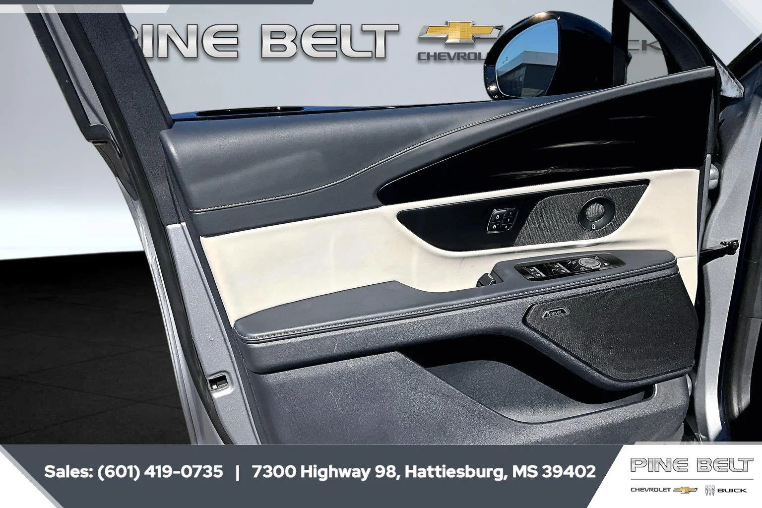 Used 2025 Lustrous Gray Metallic Lincoln Premiere image 17