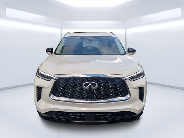 Used 2023 White INFINITI LUXE image 8