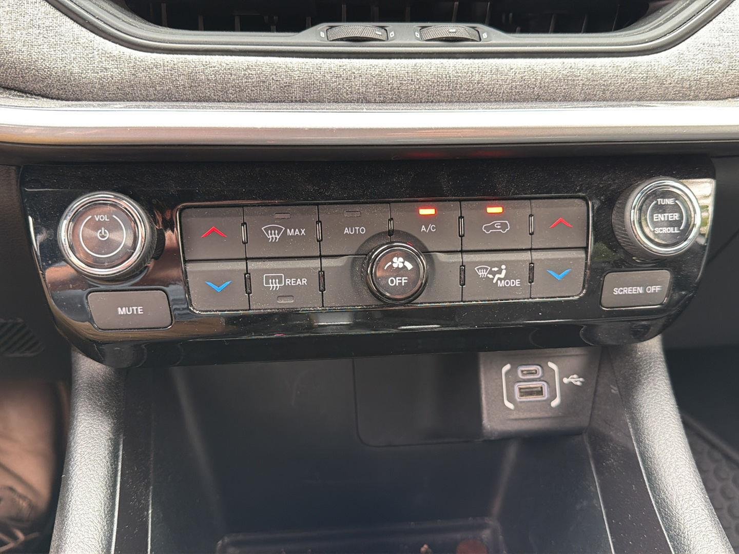 Used 2024 Bright White Clearcoat Jeep Latitude image 18