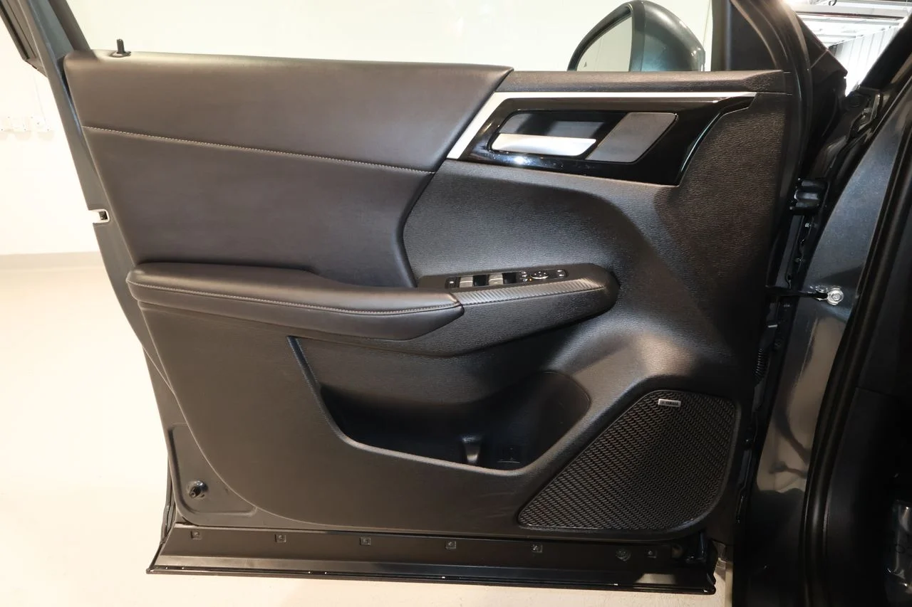 Used 2025 Gray Mitsubishi SE image 22