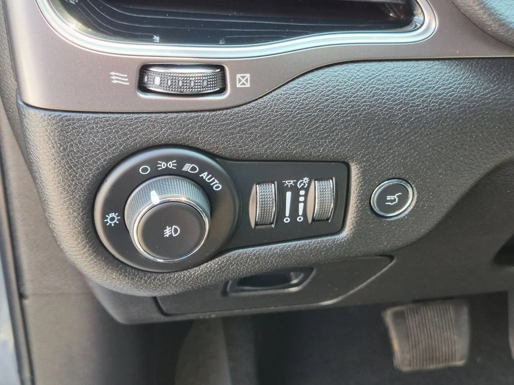 Used 2021 Gray Jeep Limited image 15