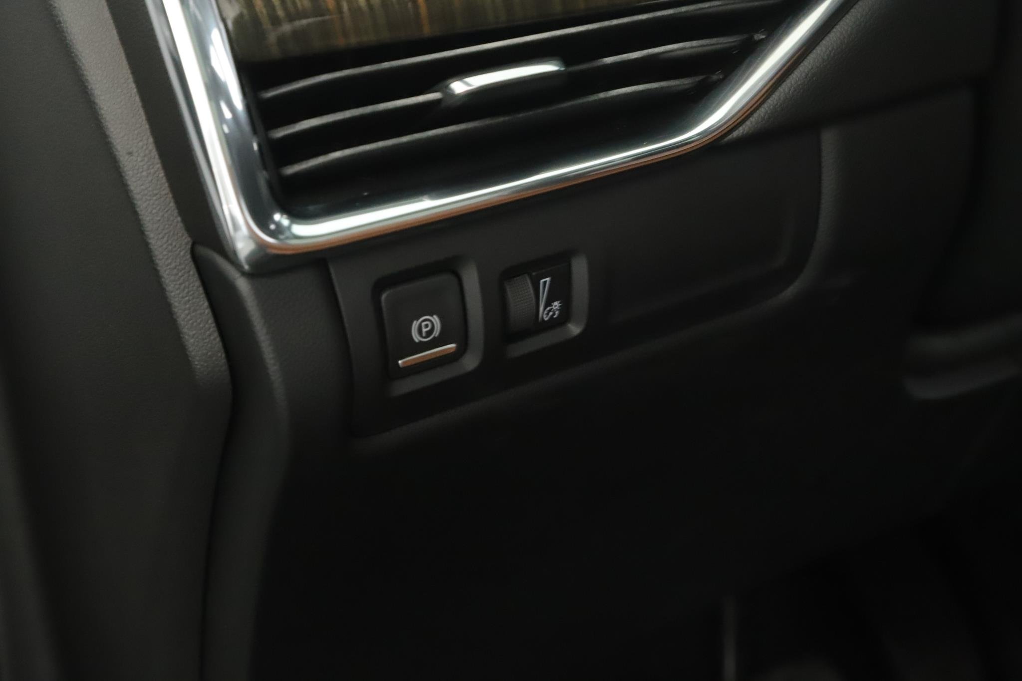 Used 2019 Crystal White Tricoat Cadillac Premium Luxury AWD image 7