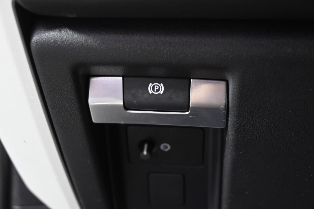 Used 2023  Land Rover X-Dynamic SE image 22