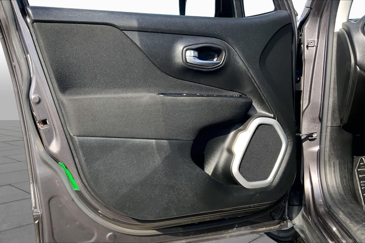Used 2018 Granite Crystal Metallic Clearcoat Jeep Latitude image 22