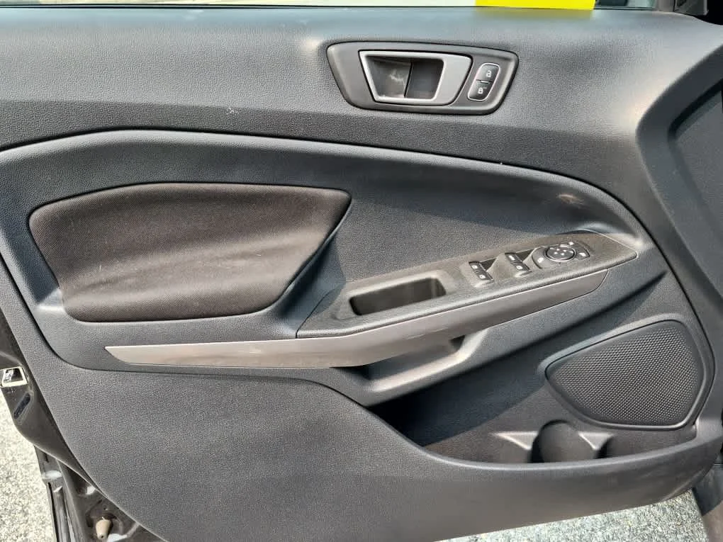 Used 2020 Shadow Black Ford SE image 9