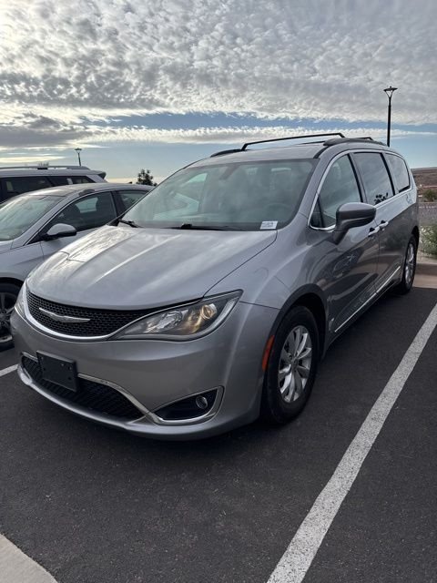 2017 Chrysler Pacifica Touring-L's photo