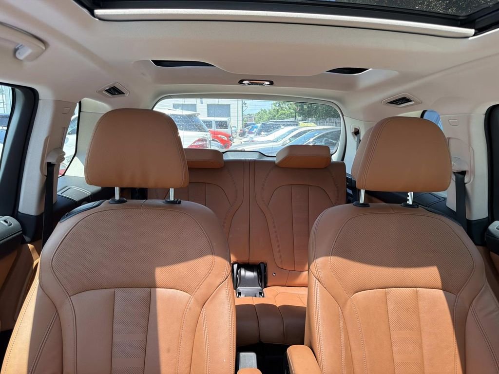 Used 2021 White BMW xDrive40i image 9