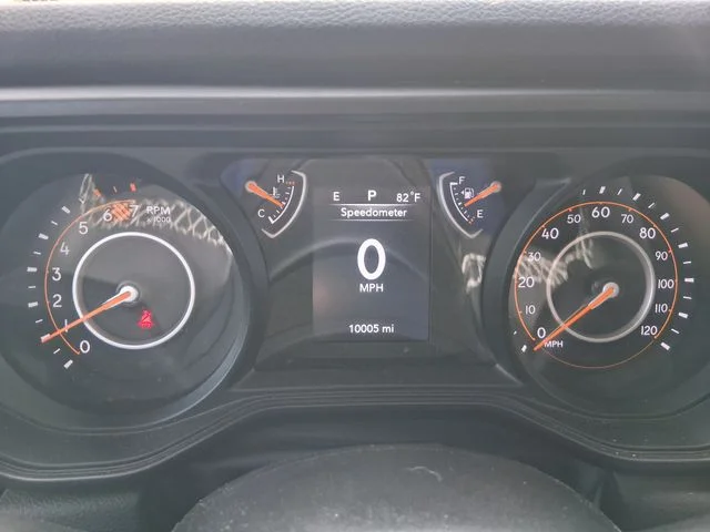 Used 2025  Jeep Sport S image 10