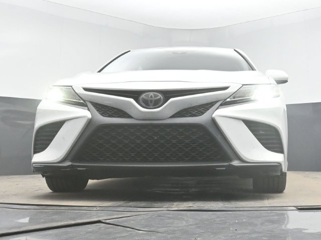 Used 2018 White Toyota SE image 27